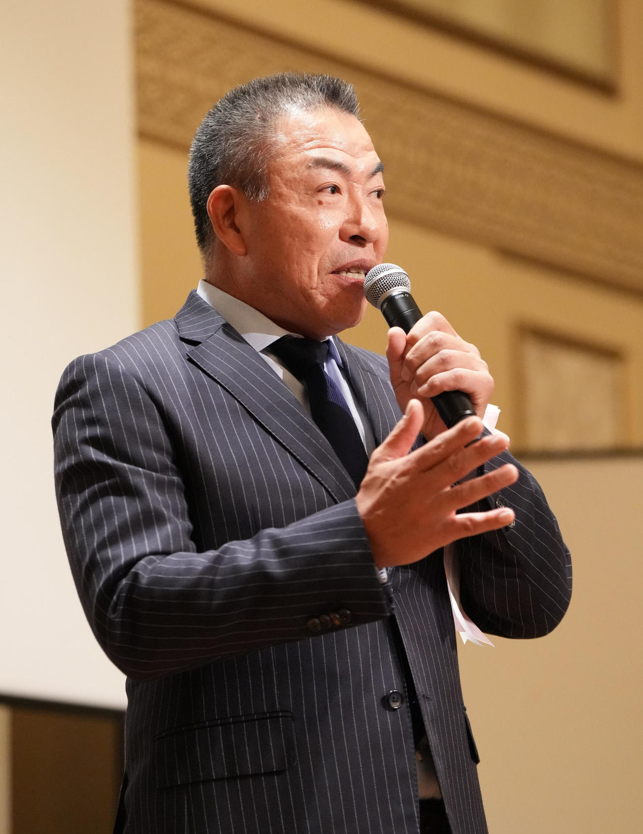 壇上で話をする井上監督（撮影・森本幸一）