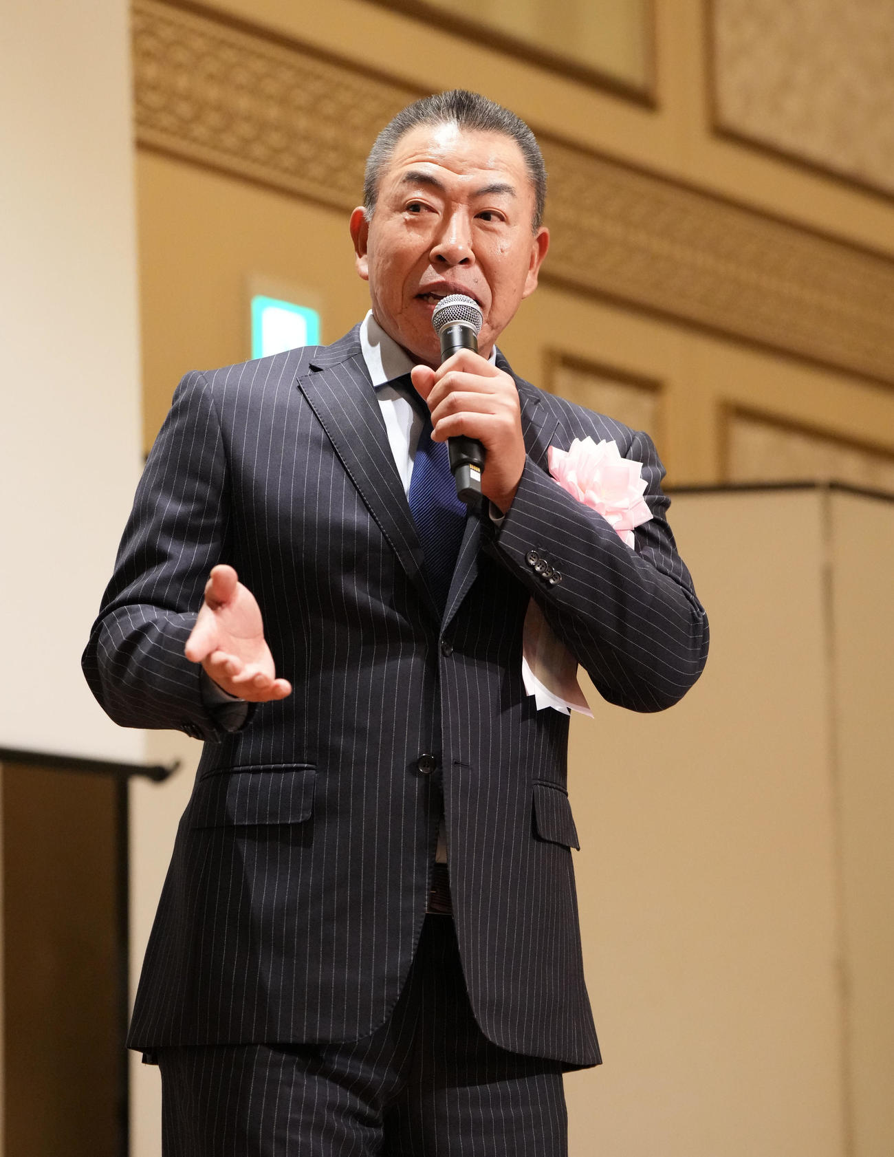 壇上で話をする井上監督（撮影・森本幸一）