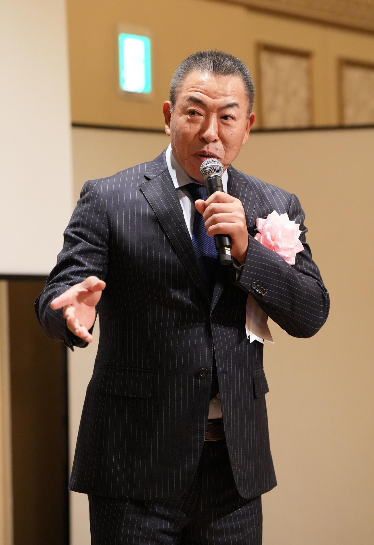 壇上で話をする井上監督（撮影・森本幸一）