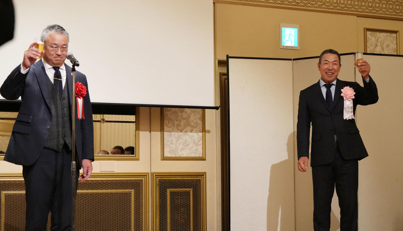 高校時代の同級生・川崎洋さんのあいさつで乾杯する井上監督（右）（撮影・森本幸一）