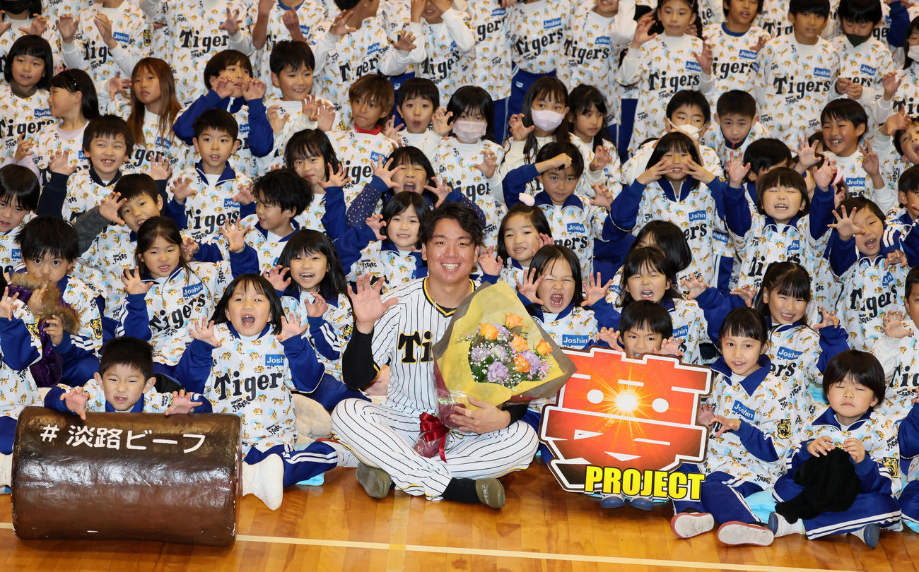 母校の小学校を訪れた村上（撮影・加藤哉）