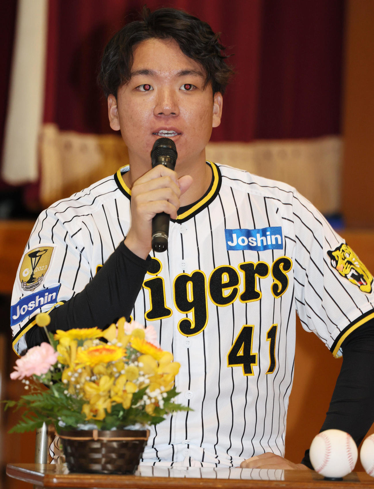 母校の小学校を訪れた村上（撮影・加藤哉）
