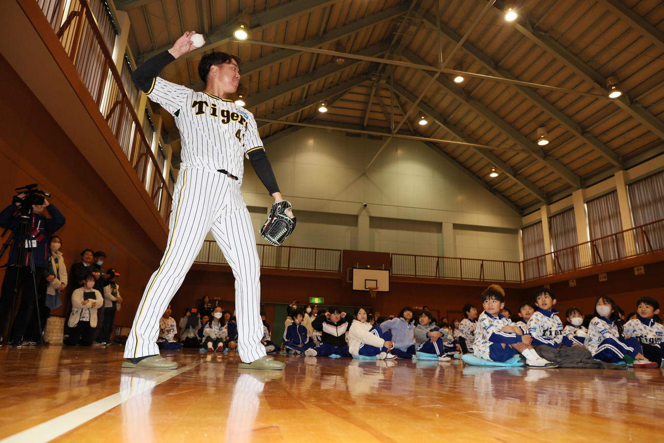 母校の小学校を訪れて子供たちとキャッチボールする村上（撮影・加藤哉）