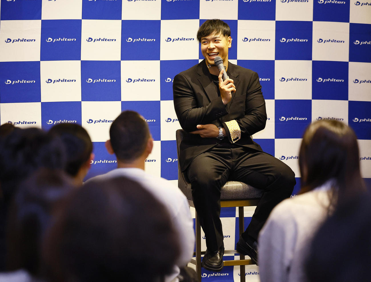 ファイテンファンミーティングを行った阪神佐藤輝（撮影・藤尾明華）