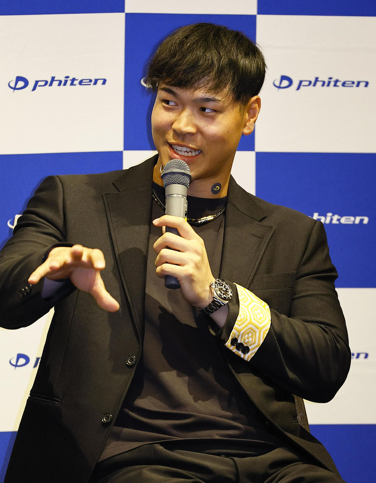 ファイテンファンミーティングを行う阪神佐藤輝（撮影・藤尾明華）