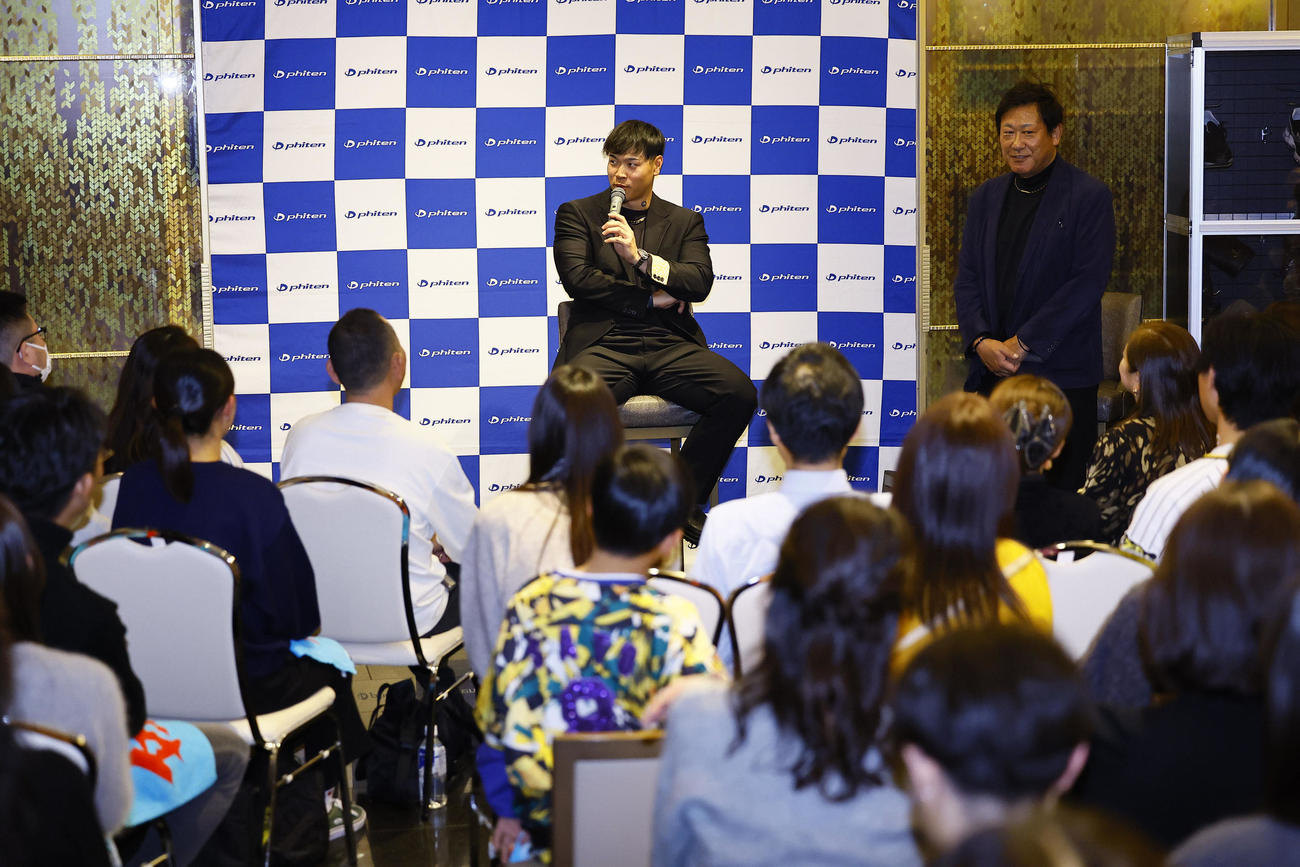 ファイテンファンミーティングを行う阪神佐藤輝（撮影・藤尾明華）
