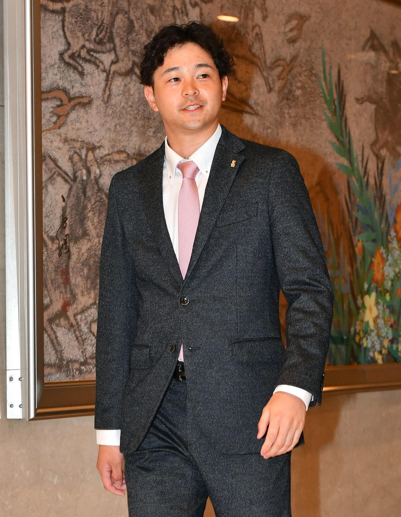 契約更改を終えて会見場に入る川瀬（撮影・岩下翔太）