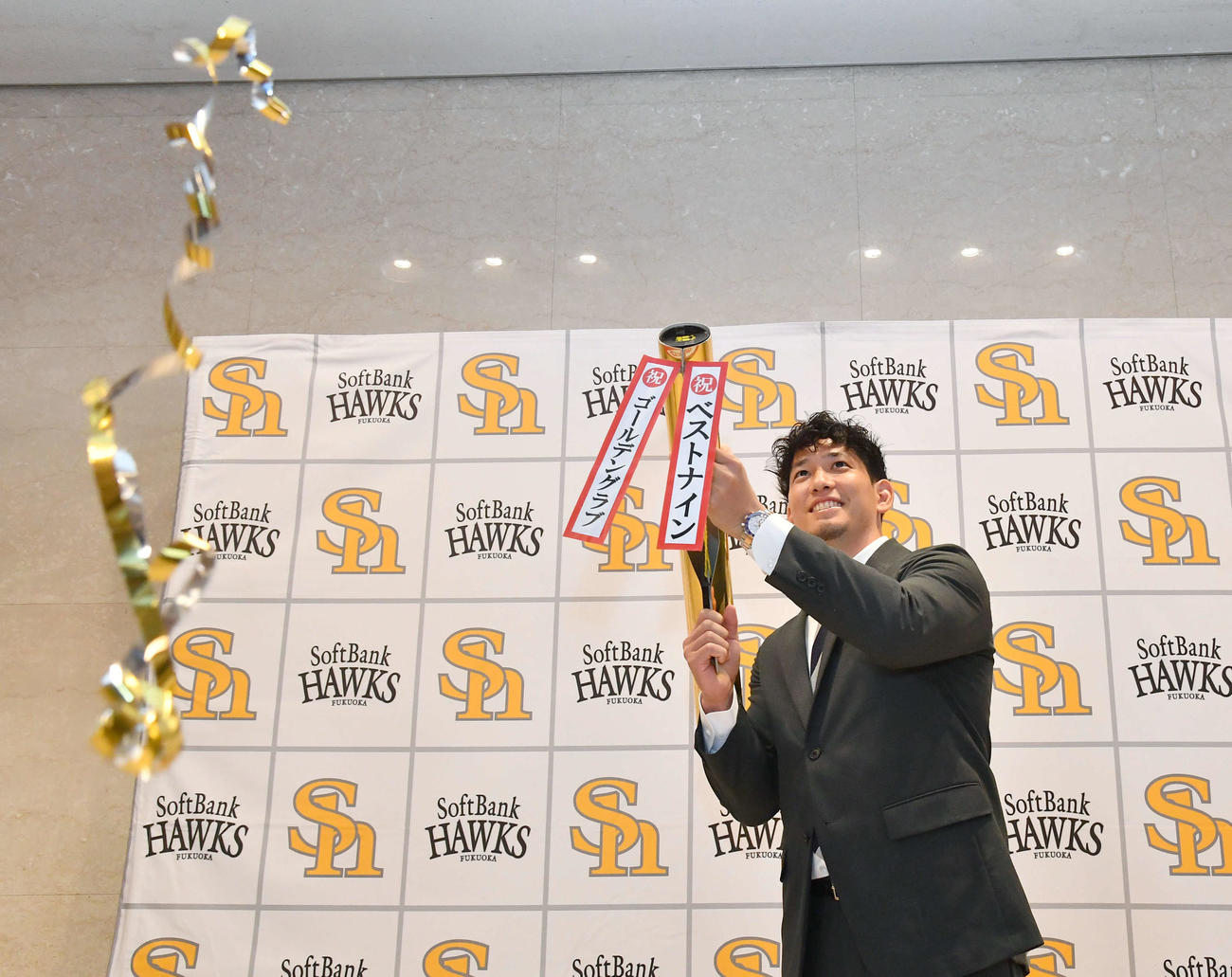 大幅増で契約更改し、祝砲を放つ栗原（撮影・岩下翔太）