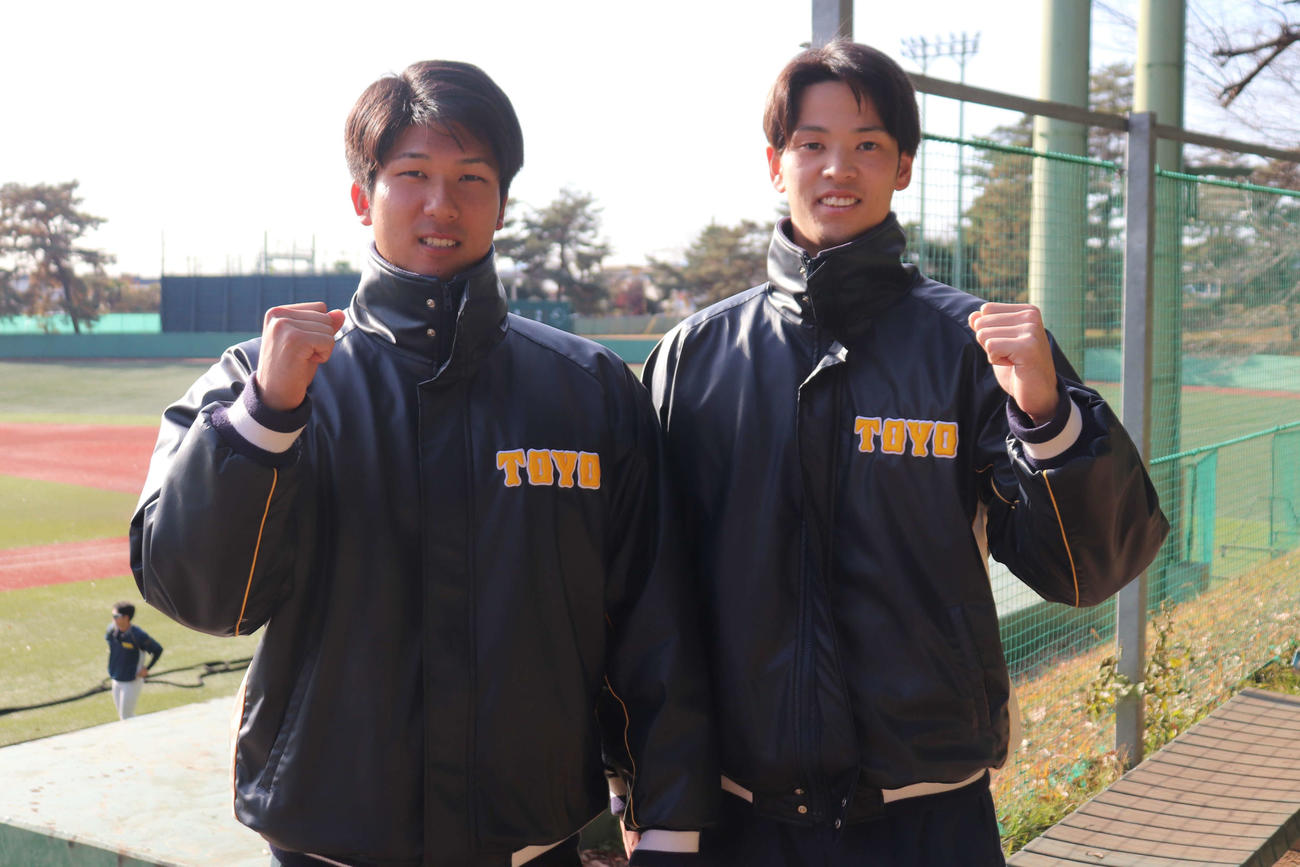 今秋、1部昇格を決め、来春は1部で投打の柱としての活躍を誓う、（左から）東洋大のエース・島田と主砲の花田（撮影・保坂淑子）