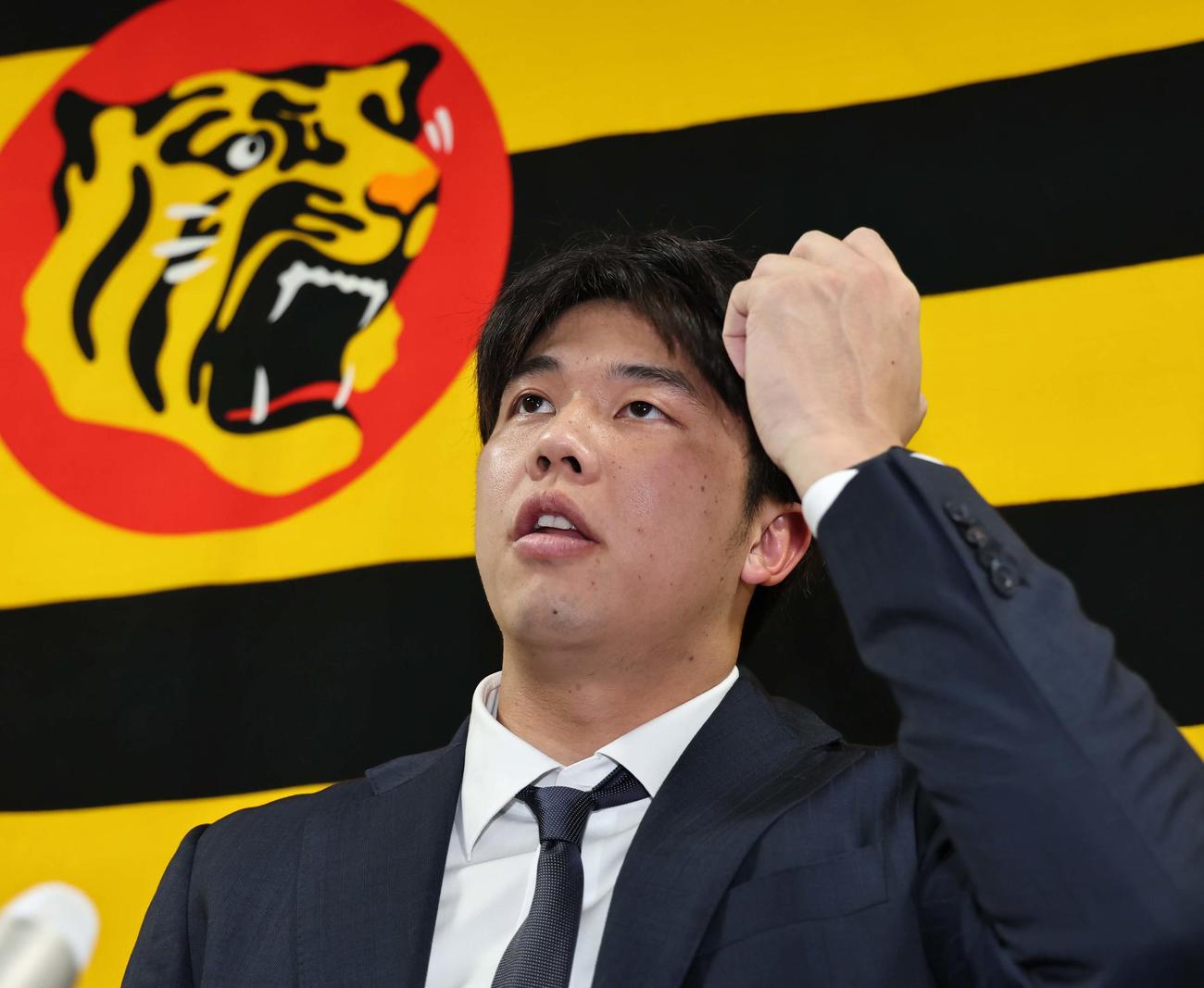 契約更改を終えた才木浩人は会見する（撮影・上田博志）