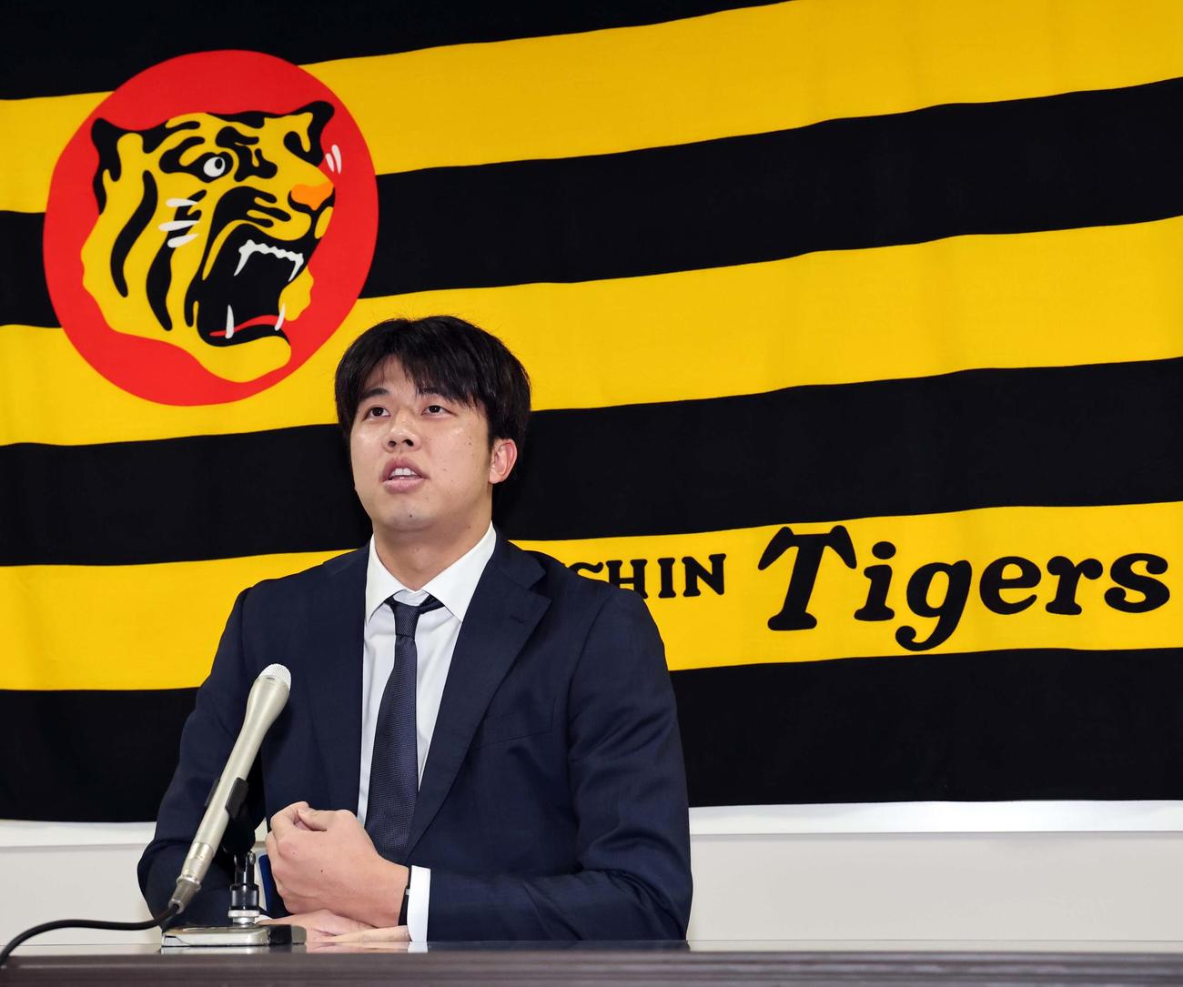 契約更改を終えた才木浩人は会見する（撮影・上田博志）