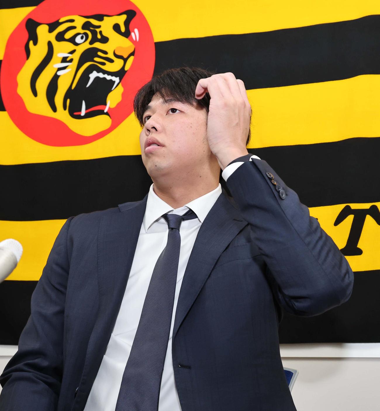 契約更改を終えた才木浩人は会見する（撮影・上田博志）