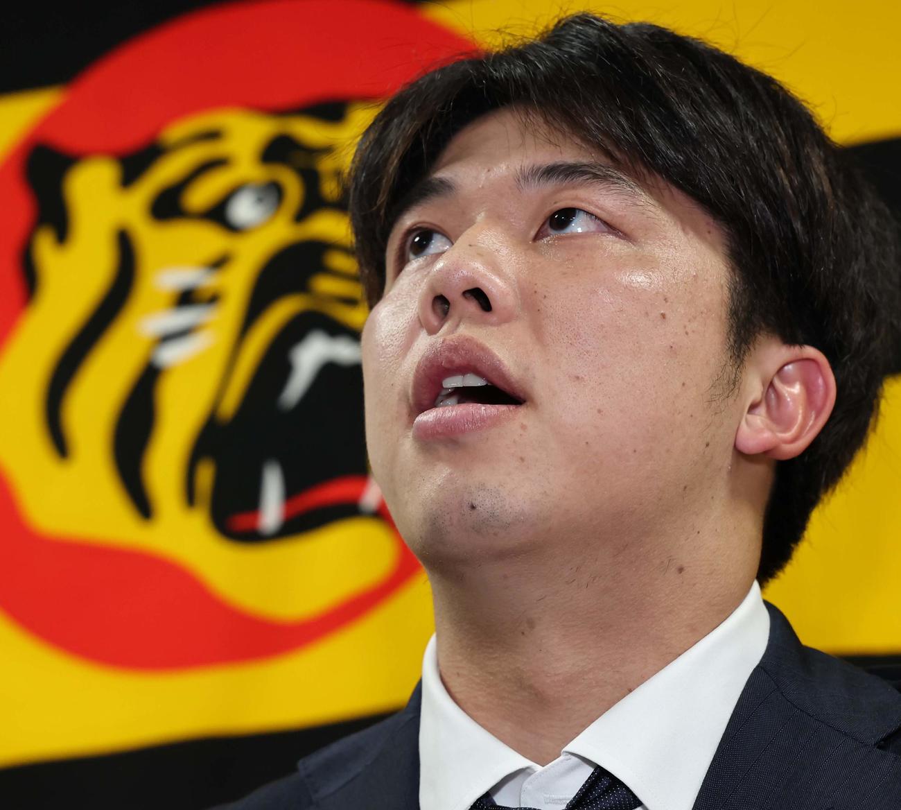 契約更改を終えた才木浩人は会見する（撮影・上田博志）