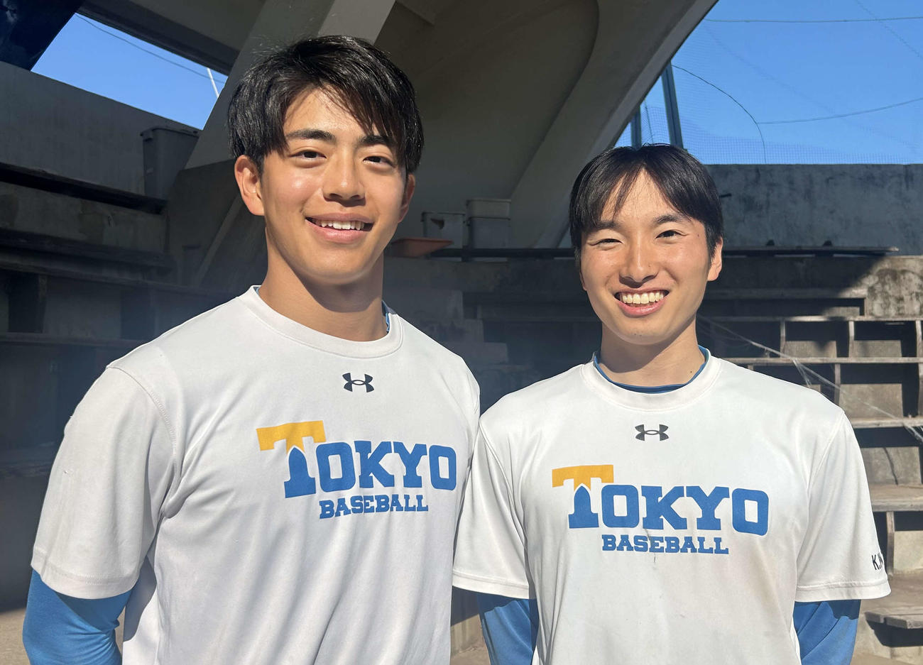 12月に東京・文京区の東大野球場で練習を行った東大・垣田（左）、渡辺（撮影・佐瀬百合子）