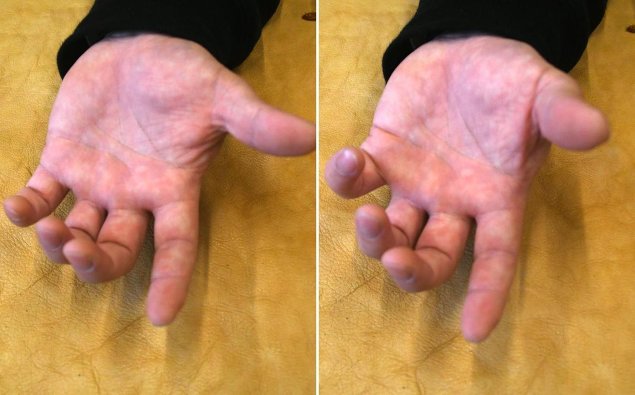 グラブの中の手の使い方を確認。左は小指、薬指、中指を包むように使う横ぶり、右は親指も利かせてはさむように使う縦ぶり