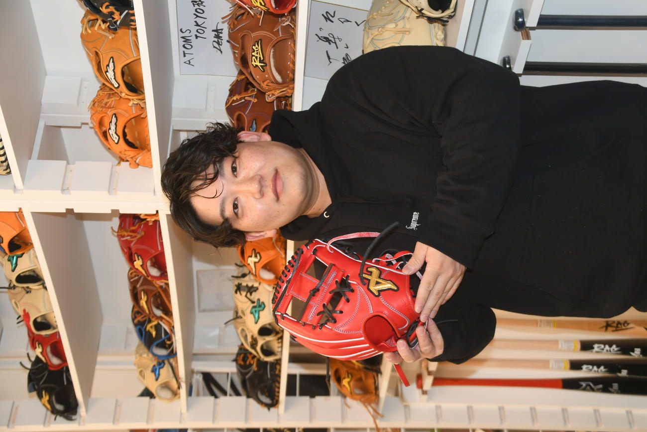 ATOMS TOKYOは同社の型付け済みグラブが多数展示中。新品では分からない、仕上がった姿を確認して購入することができる