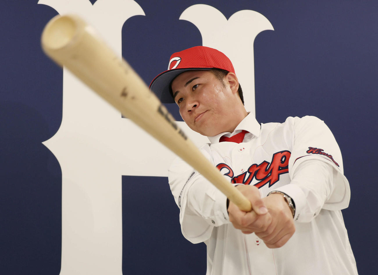 現役ドラフトでオリックスから広島に移籍した山足は入団会見でポーズを決める（撮影・加藤孝規）