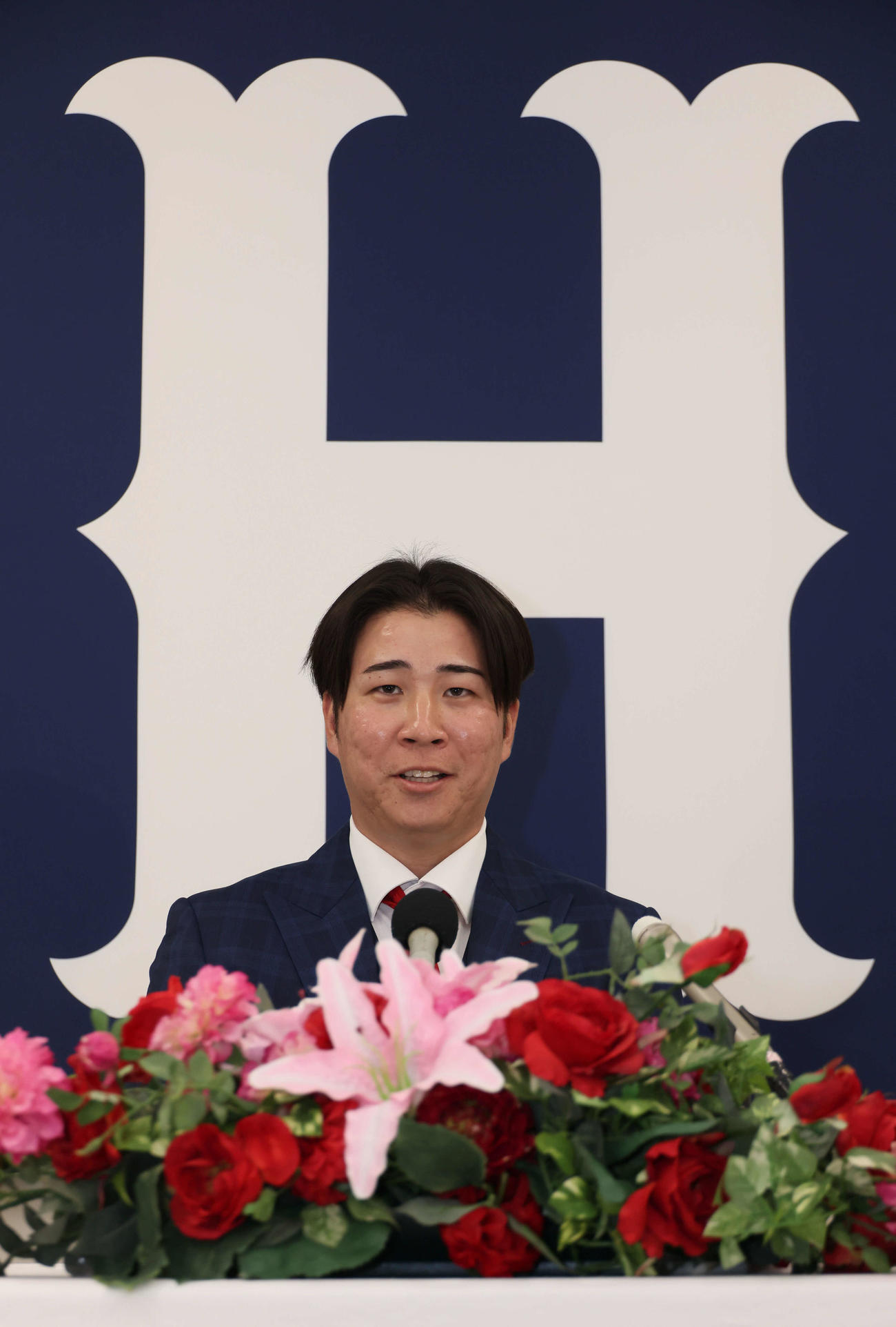 現役ドラフトでオリックスから広島に移籍、入団会見をする山足（撮影・加藤孝規）