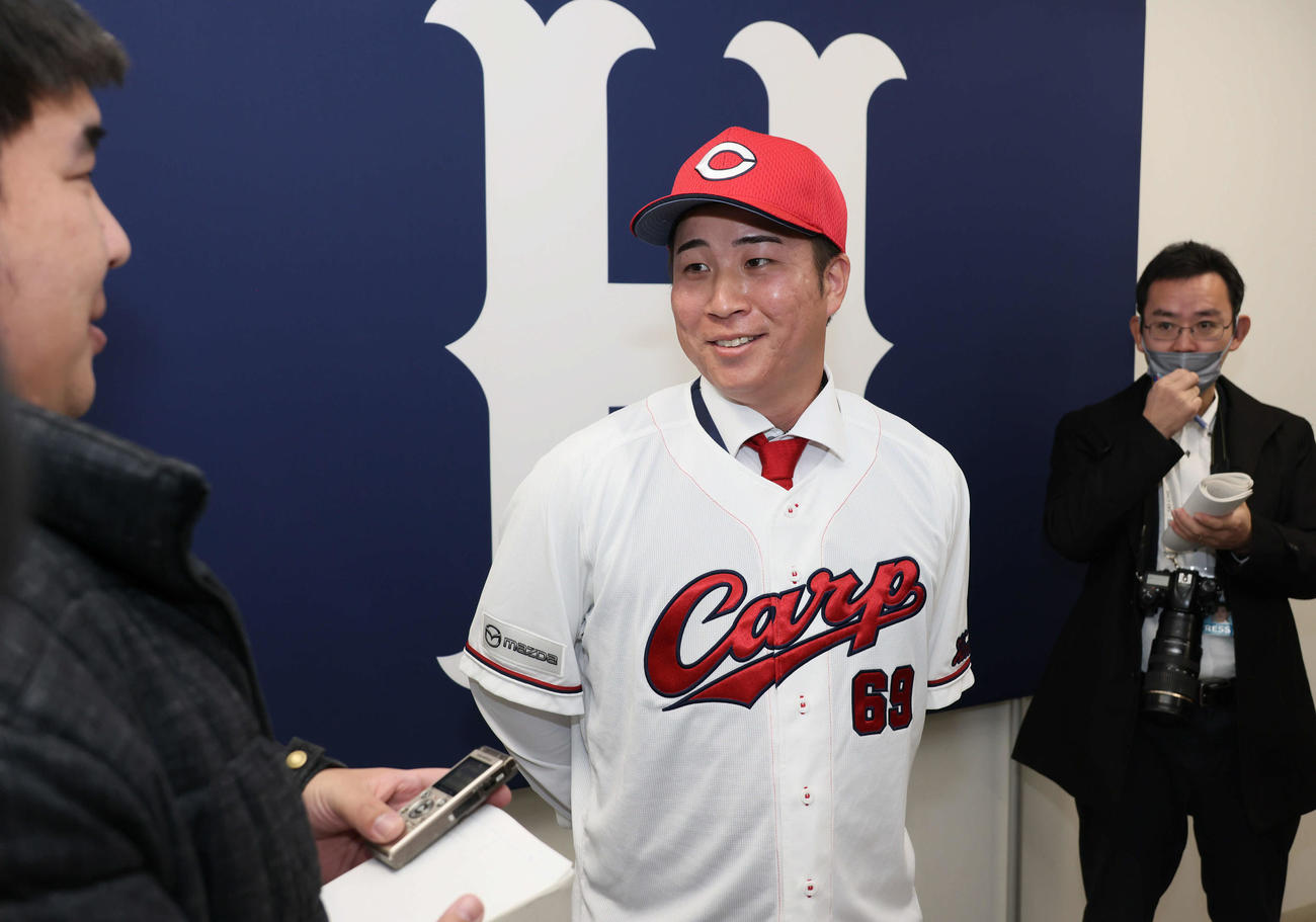 現役ドラフトでオリックスから広島に移籍、入団会見後、囲み取材に応じる山足（撮影・加藤孝規）