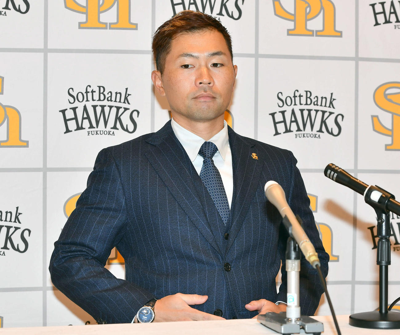 契約更改を終えて会見の席につく中村晃（撮影・岩下翔太）