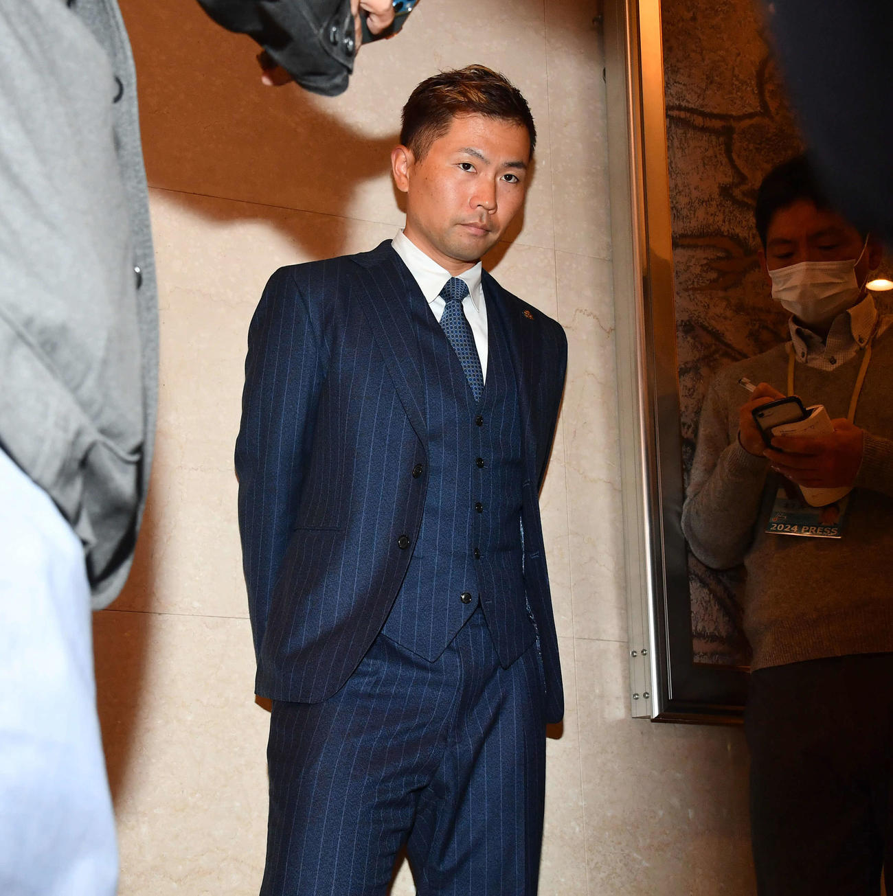契約更改を終えて囲み取材を受ける中村晃（撮影・岩下翔太）