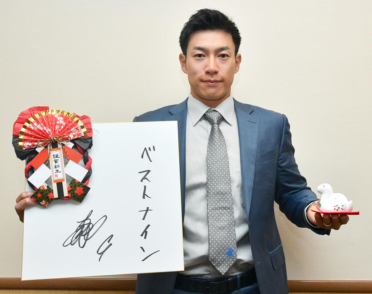 今季の目標を「ベストナイン」とし、今年の干支（えと）のへびの置物と写真に納まるソフトバンク柳田（撮影・岩下翔太）