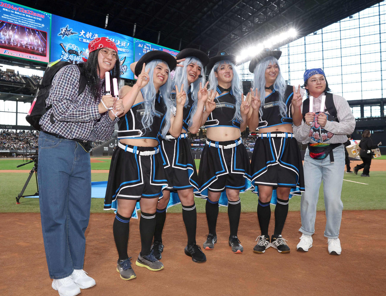 日本ハムファンフェスティバル　記念撮影する「清宮フレンズ」とオタクの左から浅間大基、山本拓実、清宮幸太郎、北山亘基、田中瑛斗、田宮裕涼（2024年11月30日撮影）