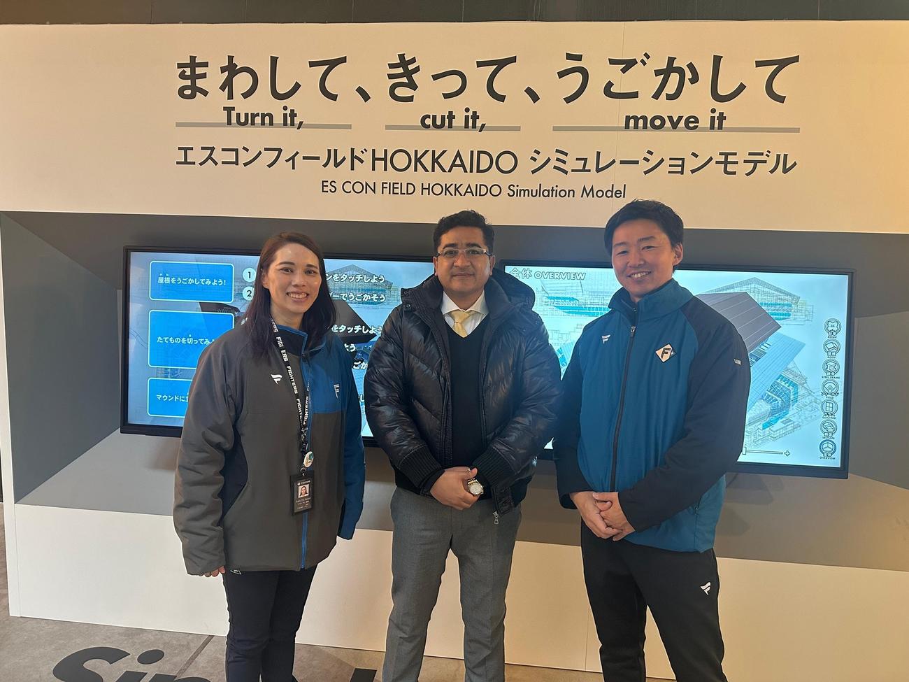 日本ハム木田GM代行（左）と握手を交わすアリ・シャー会長（パキスタン野球連盟のXから）
