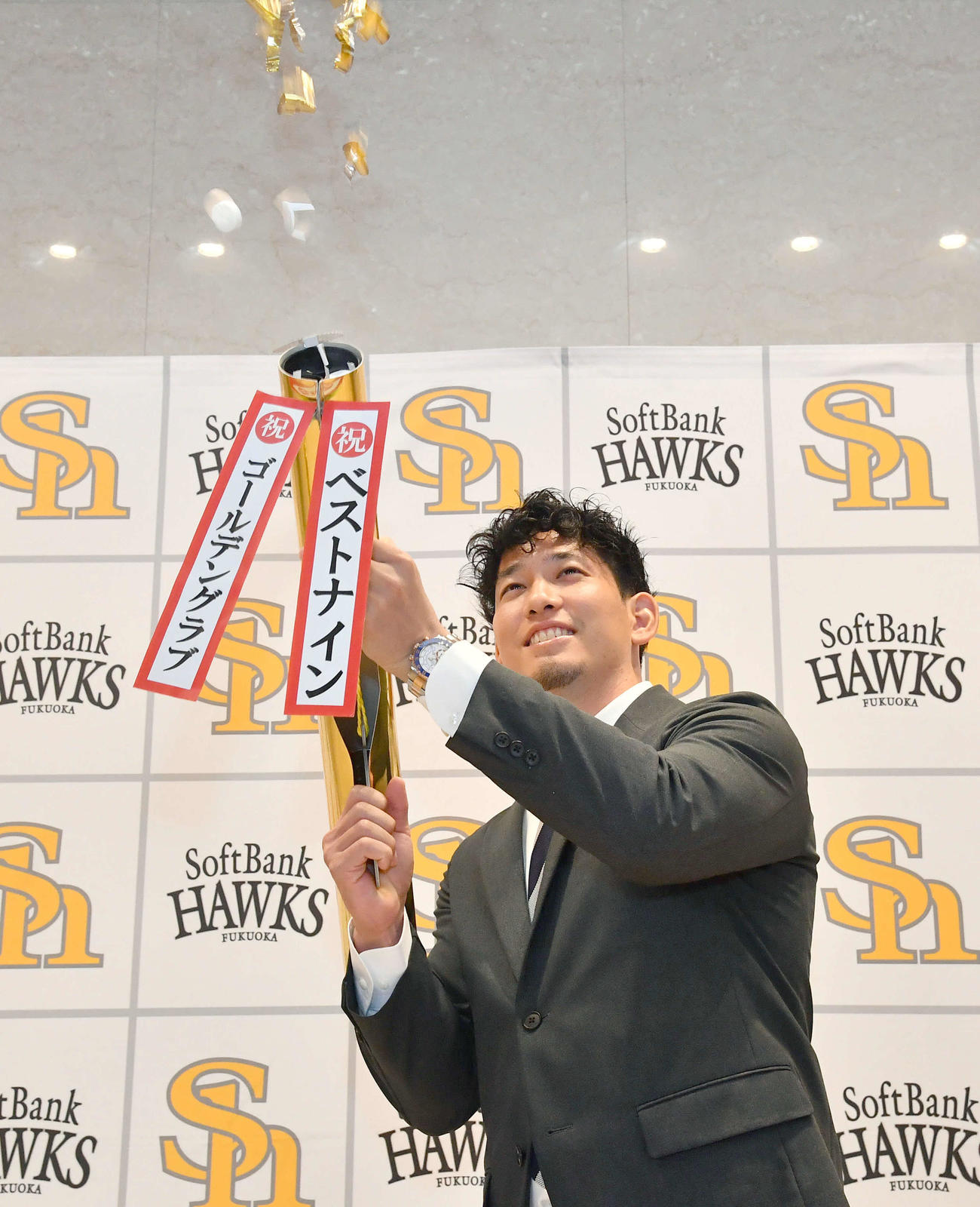 大幅増で契約更改し、祝砲を放つ栗原（撮影・岩下翔太）