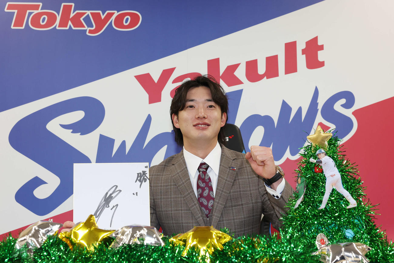 契約更改後、来季の目標を色紙に「勝」と記したヤクルト長岡（撮影・宮地輝）