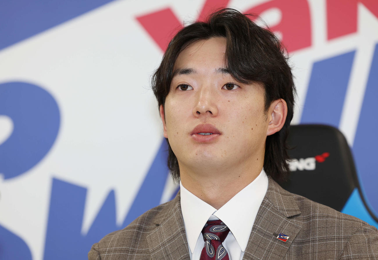 契約更改後、会見に臨むヤクルト長岡（撮影・宮地輝）