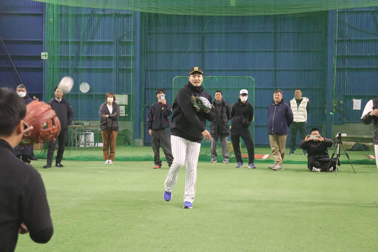 野球教室を行った秋山氏（撮影・波部俊之介）