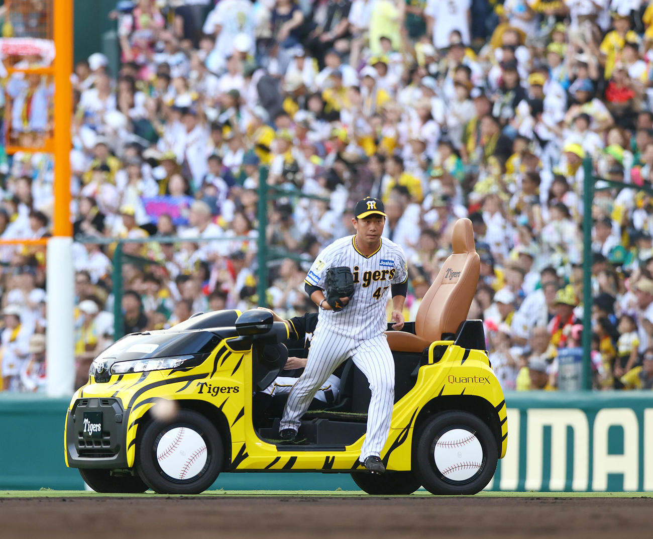 リリーフカーでマウンドへ向かう阪神桐敷拓馬（2024年9月撮影）