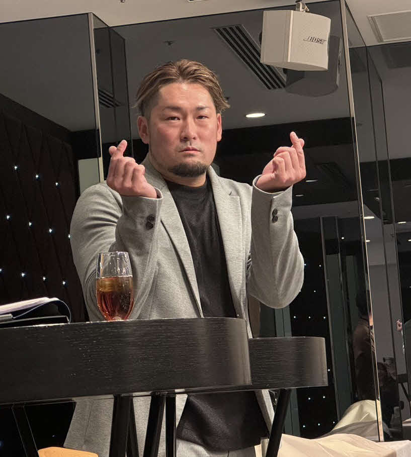 プレミアムトークイベントで定番の指ハートポーズを披露するDeNA戸柱（撮影・小早川宗一郎）