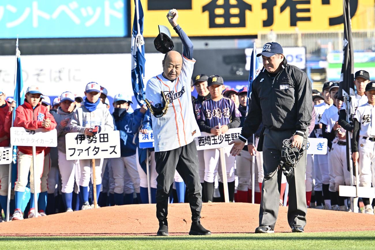 くら寿司カップ　始球式で左投げのぴっかり投法を披露する佐野慈紀氏（撮影・滝沢徹郎）