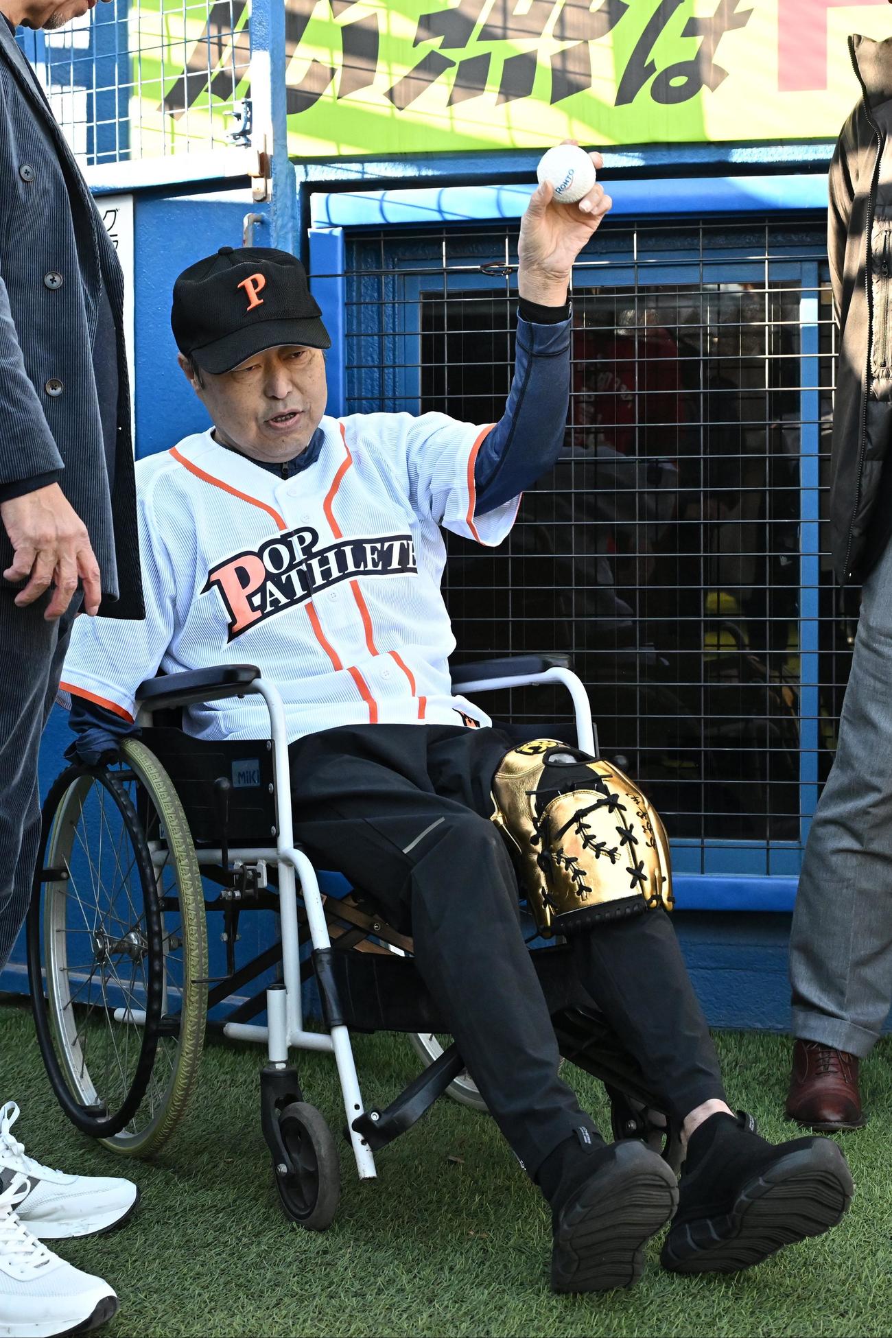くら寿司カップ　車いすに乗って始球式の準備をする佐野慈紀氏（撮影・滝沢徹郎）