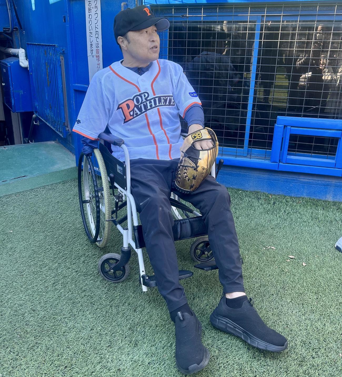 始球式に備える佐野慈紀氏（撮影・黒須亮）