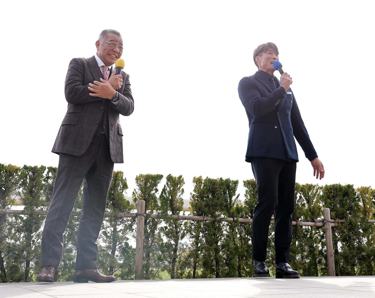 ターフステージでトークショーをする掛布氏（左）と糸井SA（撮影・上田博志）