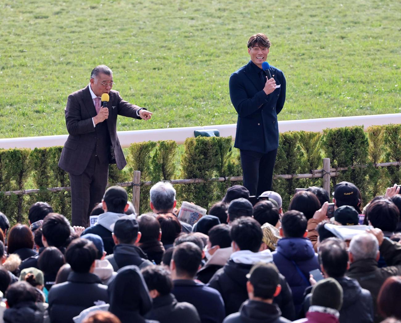 ターフステージでトークショーをする掛布氏（左）と糸井SA（撮影・上田博志）