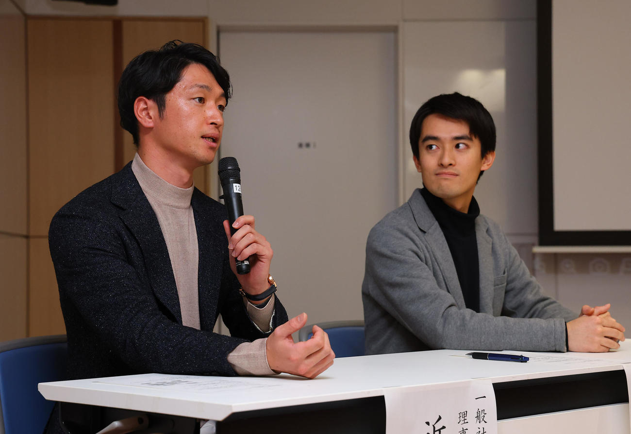 芦屋市教育委員と一般社団法人LINK UP、センス・トラスト株式会社の連携協定締結式に出席した阪神近本。右は高島崚輔芦屋市長（撮影・藤尾明華）