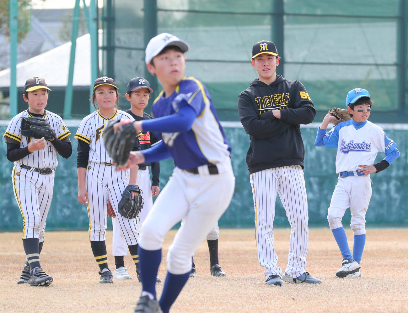 野球教室で守備練習を見る阪神富田（撮影・上山淳一）