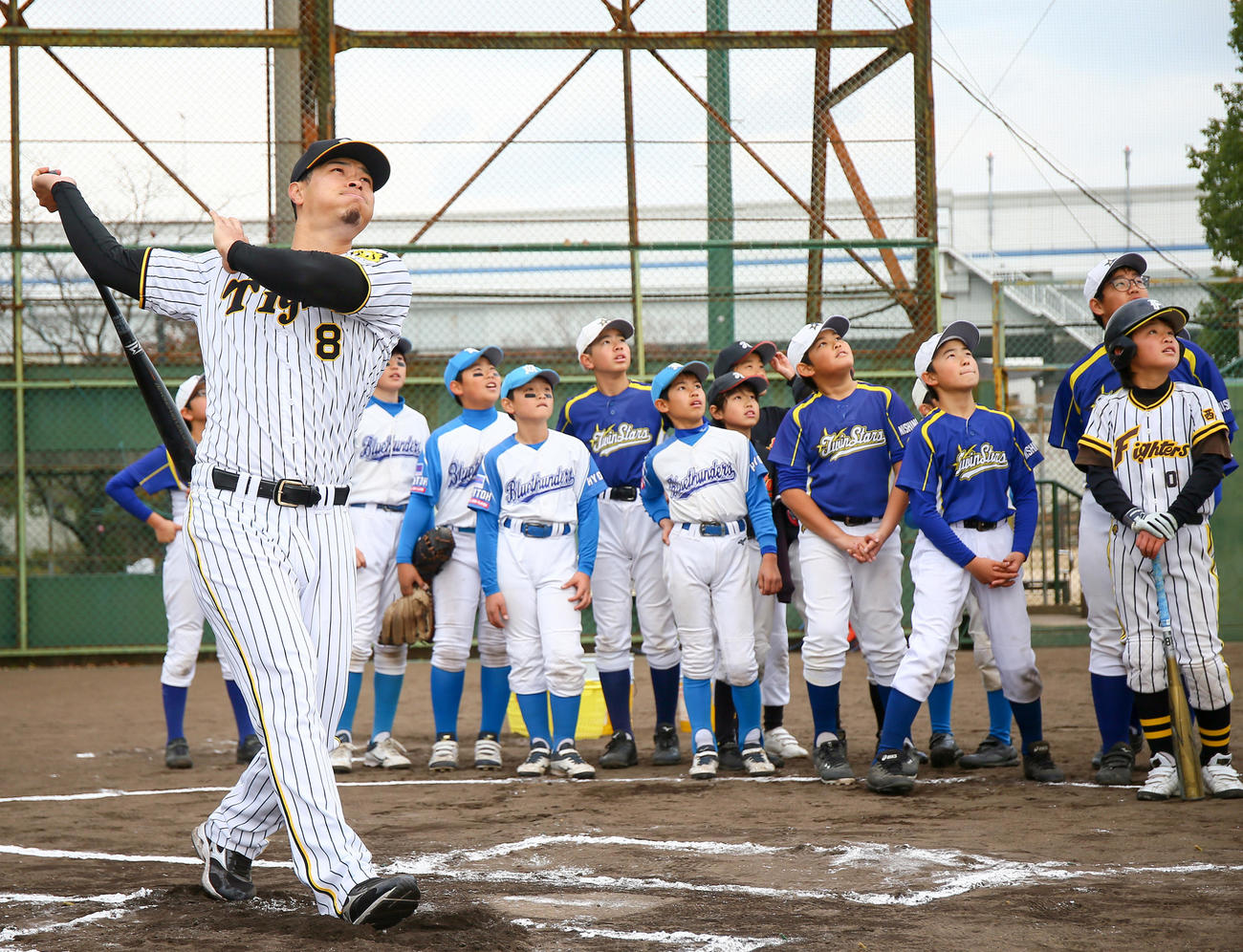 野球教室で豪快な打撃を披露する阪神佐藤輝（撮影・上山淳一）