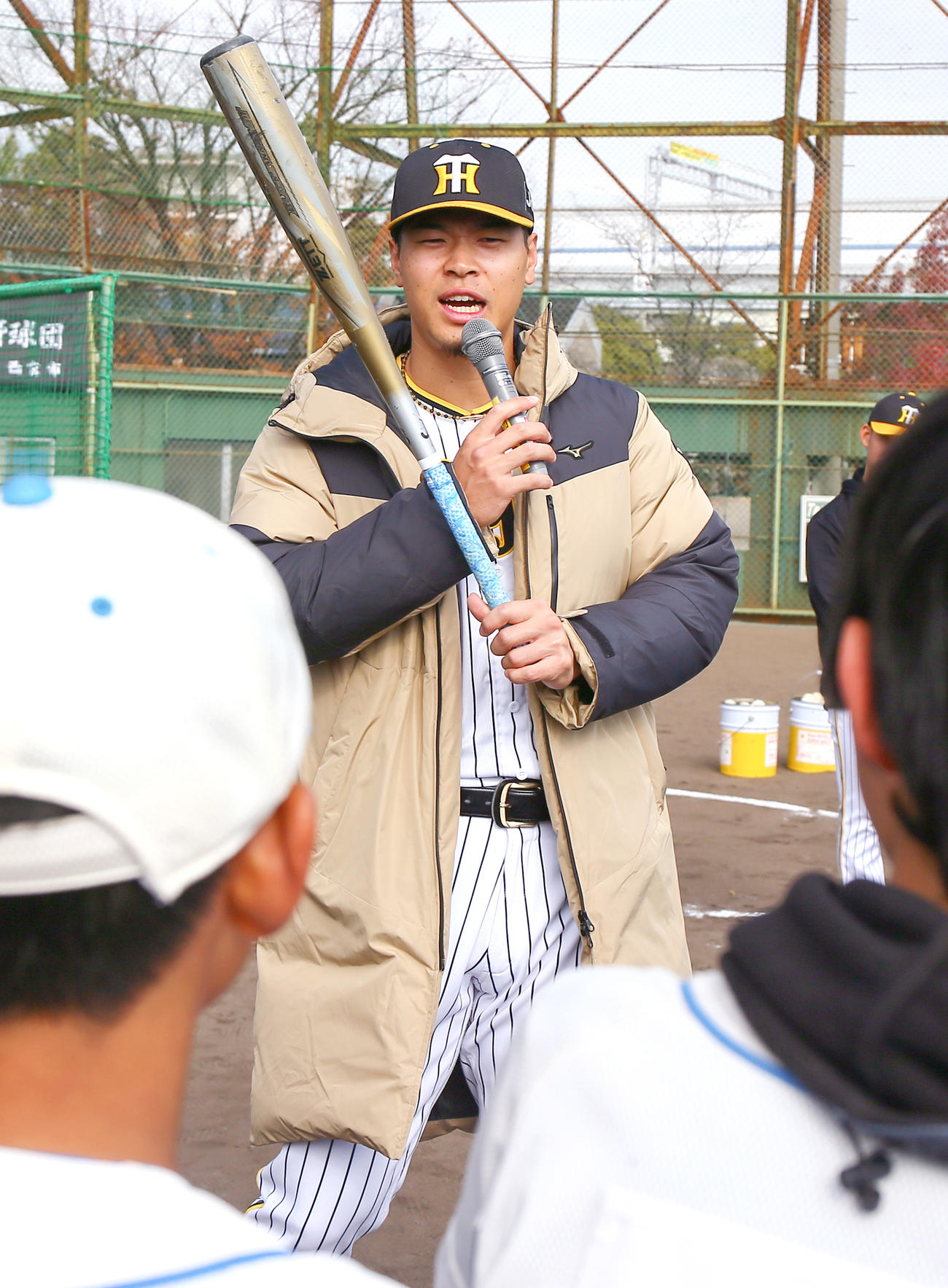 野球教室で児童の質問に答える阪神佐藤輝（撮影・上山淳一）