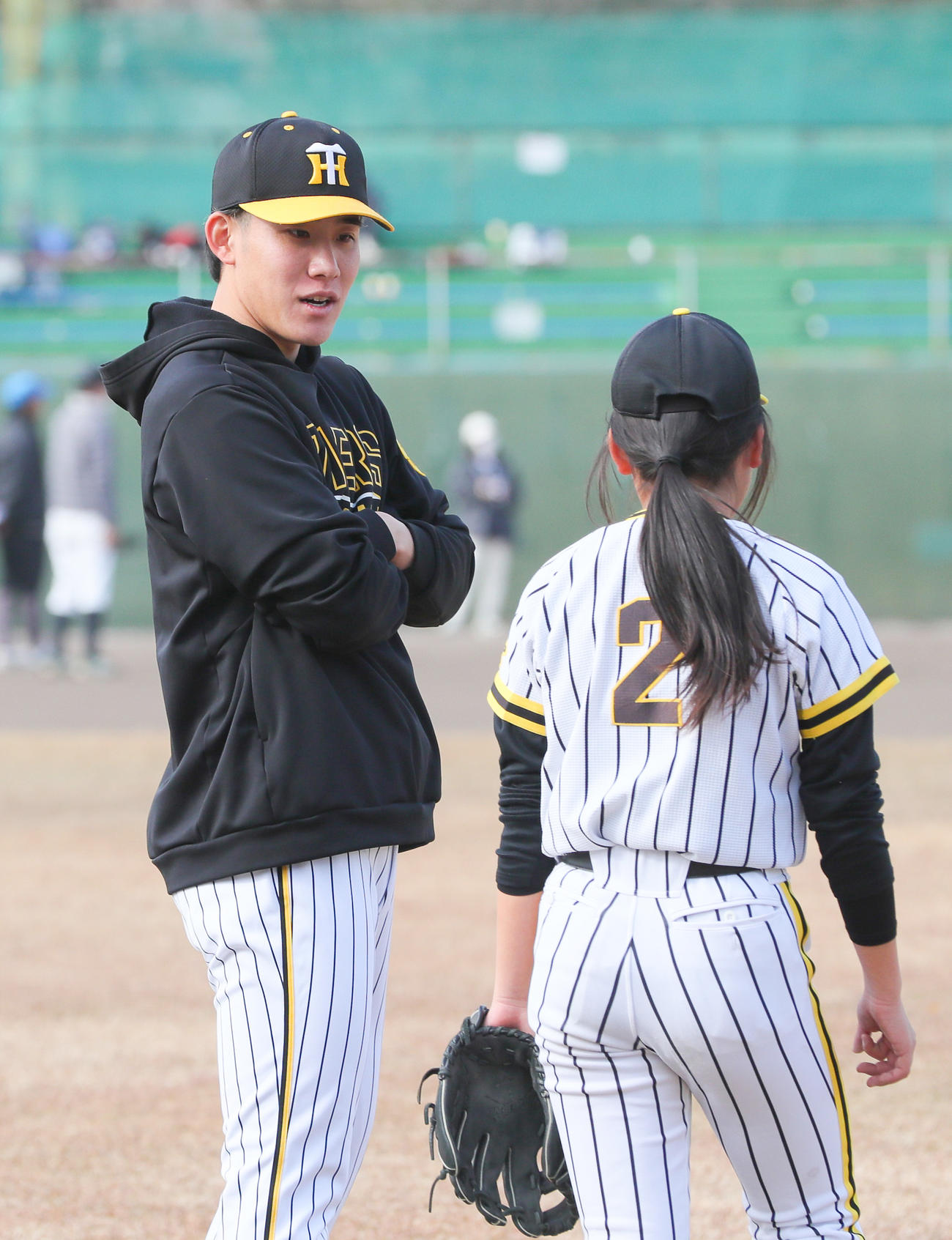 野球教室で児童と交流を深める阪神富田（撮影・上山淳一）