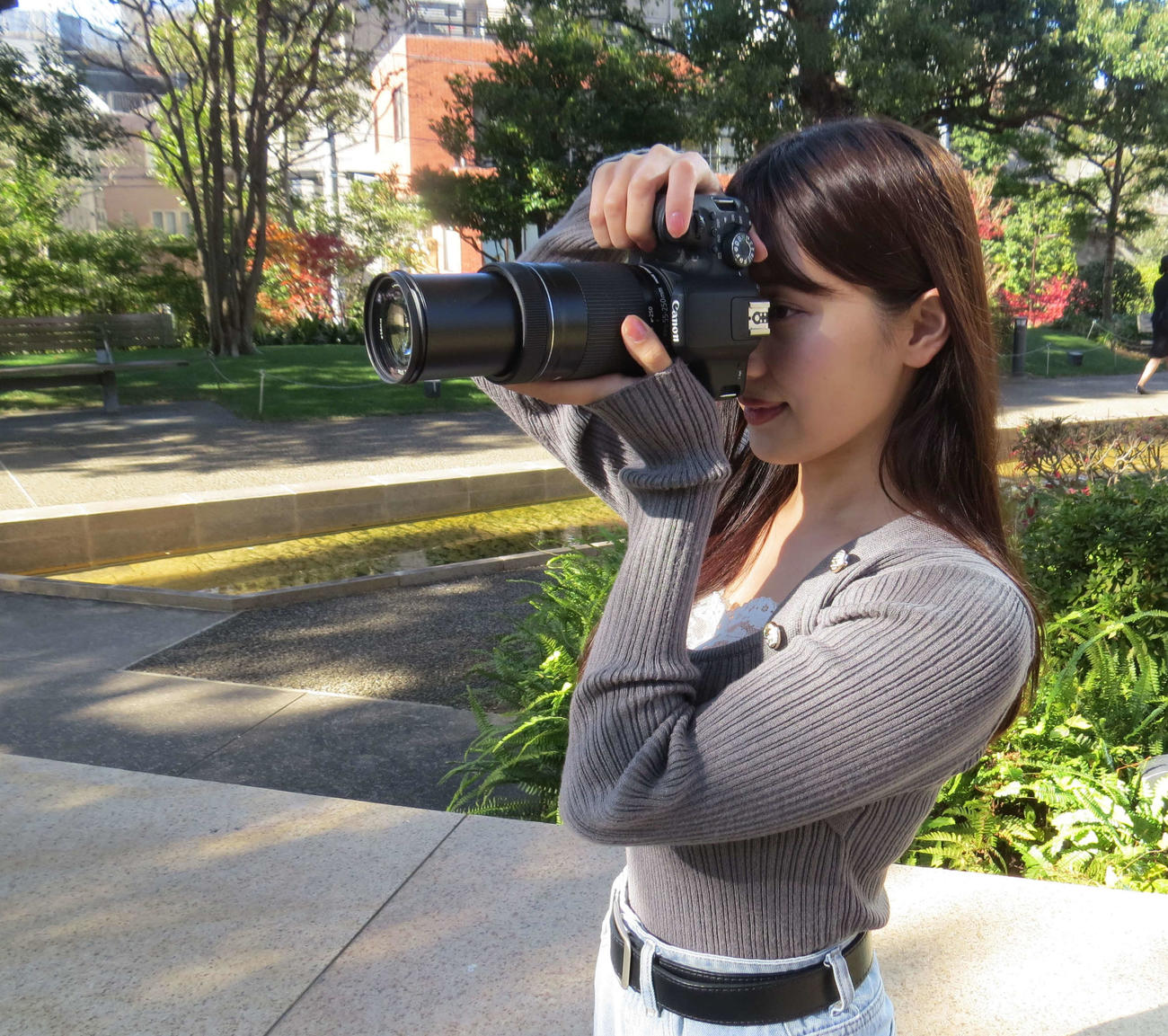 カメラを構える花咲楓香