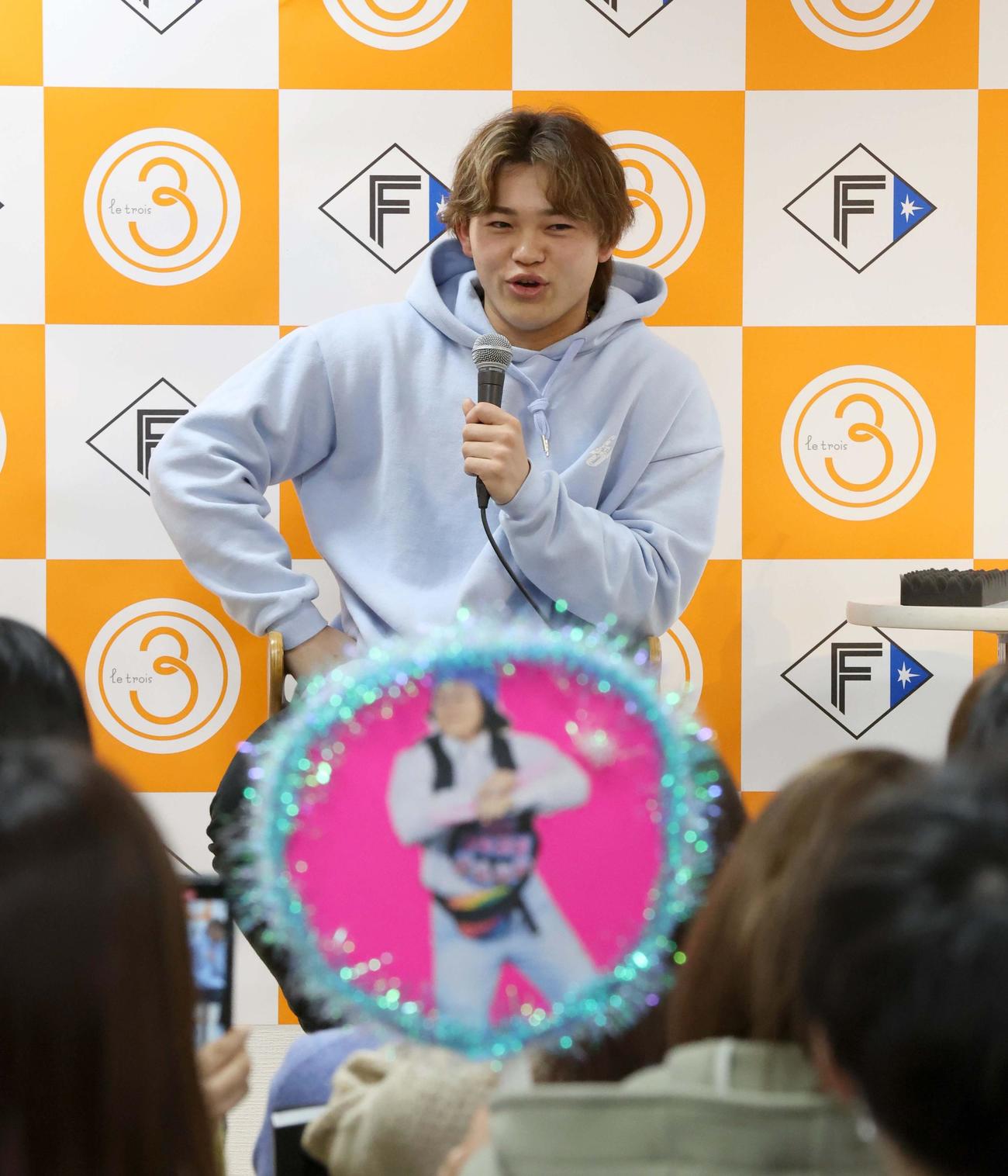トークショーで「オタミヤ」うちわを掲げるファンの前で話す日本ハム田宮（撮影・黒川智章）