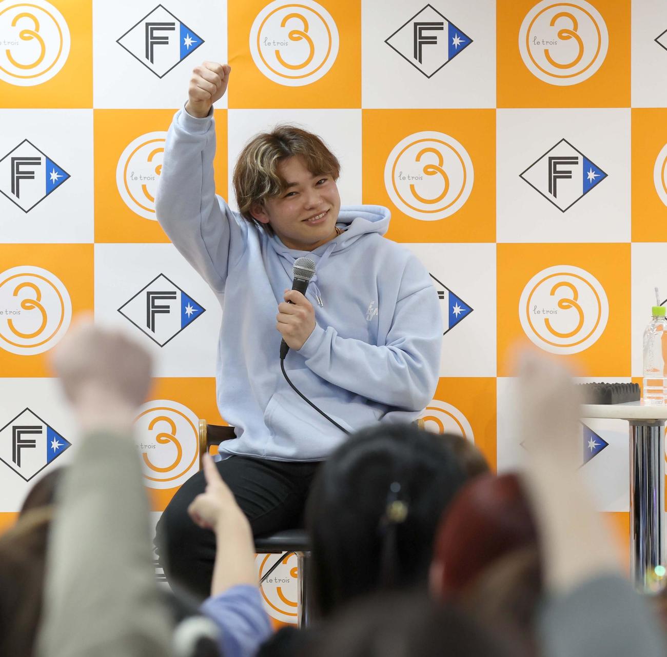 トークショーで来場者とじゃんけん抽せん会をする日本ハム田宮（撮影・黒川智章）