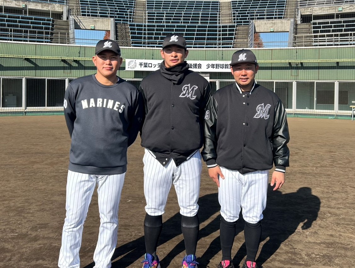 ロッテ柏後援会野球教室に参加した、左から広畑、池田、大下（撮影・星夏穂）