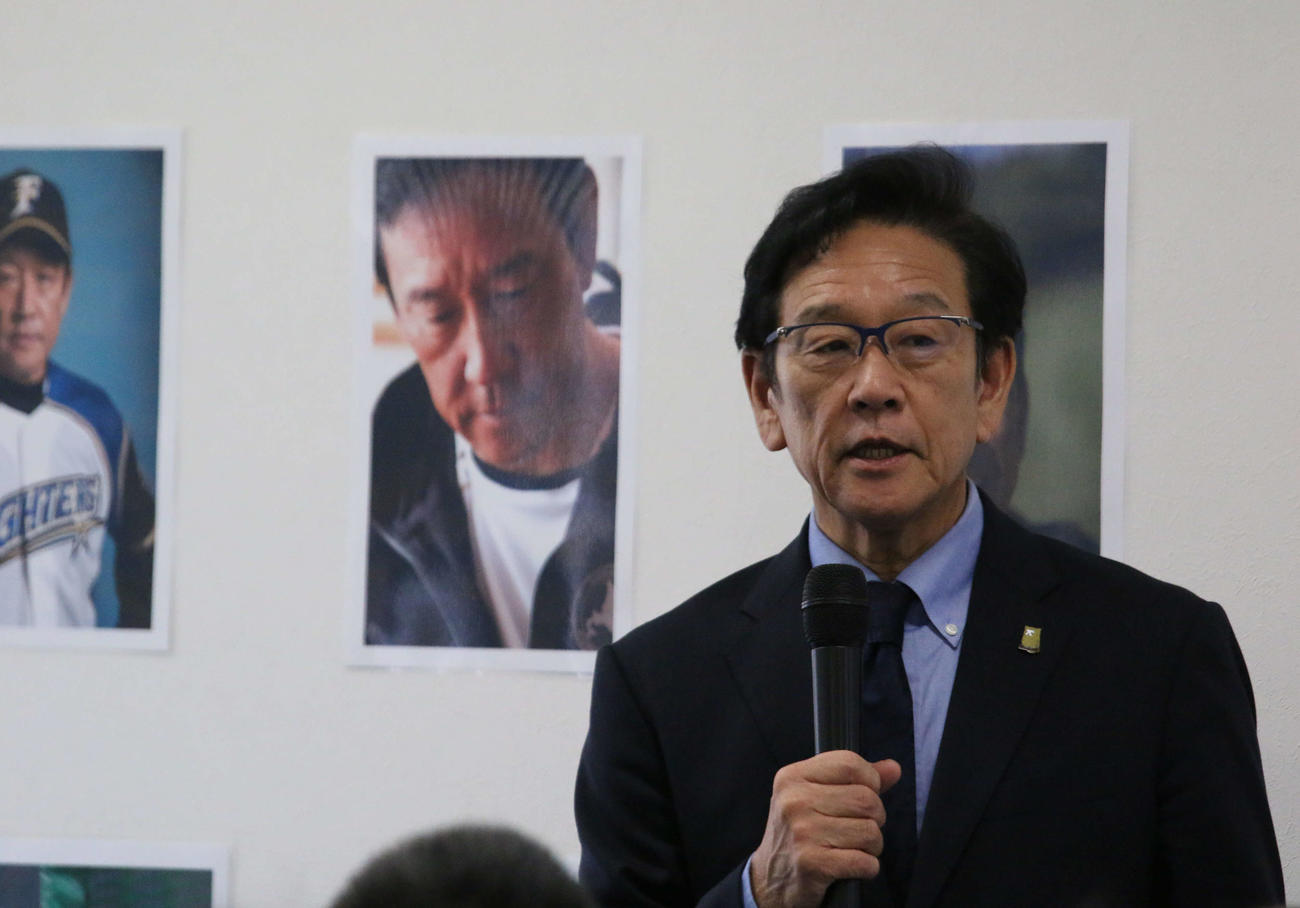 札幌市内で「『監督の財産』『栗山英樹の思考』刊行記念トーク＆サイン会」を行った日本ハム栗山英樹CBO（撮影・木下大輔）