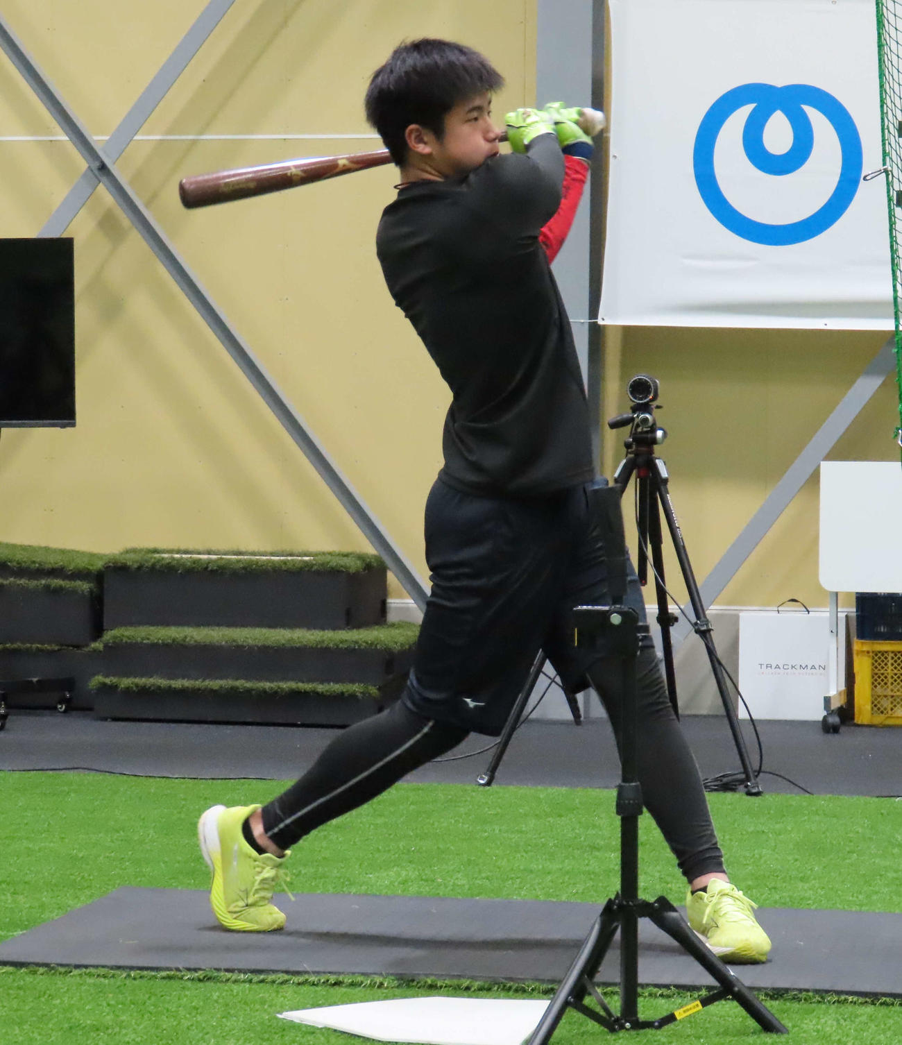 ティーバッティングをする巨人ドラフト1位の石塚（撮影・水谷京裕）